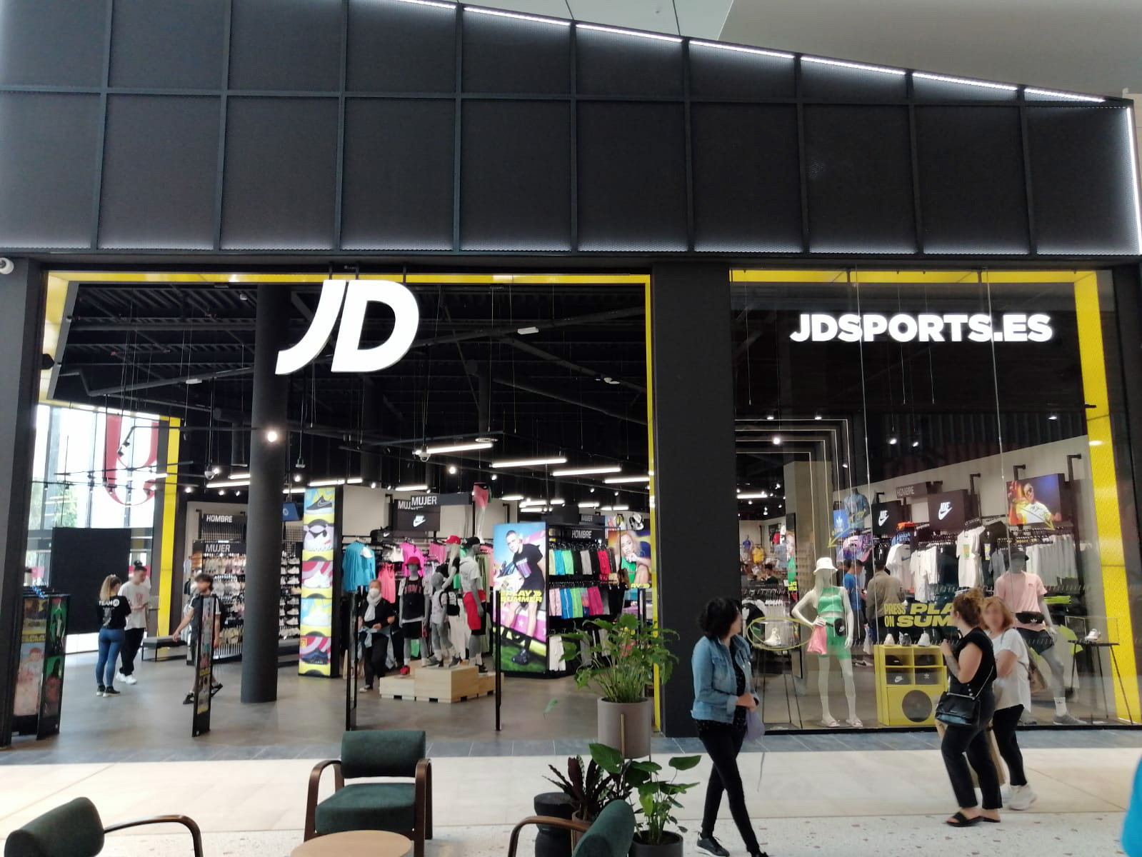 Fachada de tienda JD SPORTS en Donostia/ San Sebastián realizada por BYG Soluciones