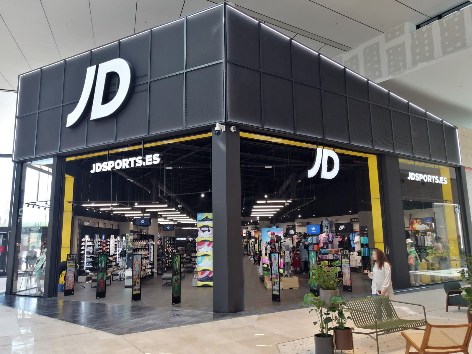 Fachada de tienda JD SPORTS en Donostia/ San Sebastián realizada por BYG Soluciones